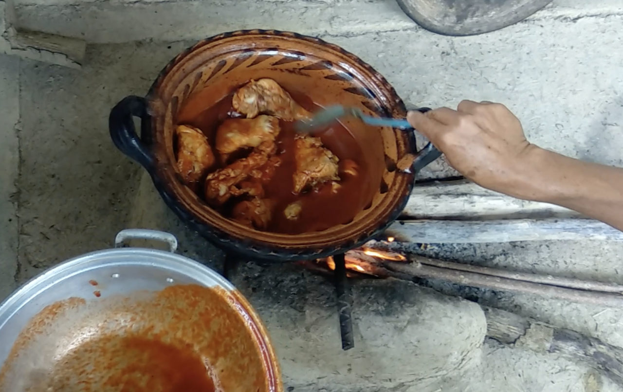 Receta de Pollo en salsa de chile cascabel, chile chino y chiltepin - Mesa  y Sazón
